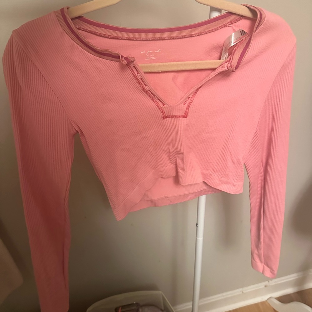 pink urban outfitters long sleeve crop top!!
